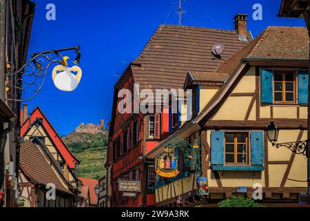 Ribeauville, France - 2 juin 2023 : maisons à colombages traditionnelles colorées et ornées et château de Saint Ulrich sur la route des vins d'Alsace Banque D'Images