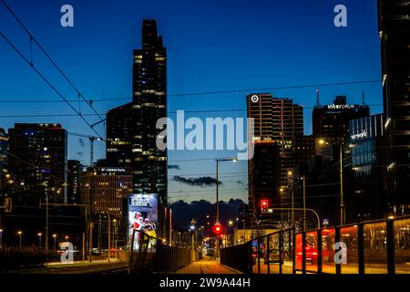 Varsovie, Pologne - 25 décembre 2023 : ambiance nocturne dans le centre de Varsovie. Mélange des lumières des rues, des bâtiments et des véhicules. Banque D'Images