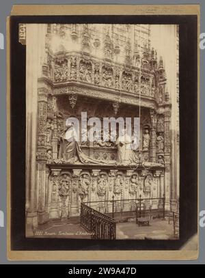 Monument funéraire des cardinaux d'Amboise dans la cathédrale onze-Lieve-Vrouwekathedral de Rouen, c. 1875 - c. 1900 photographie Cathédrale Van Rouen carton. support photographique albumen print tombe, tombe. sculpture. intérieur de l'église. St. Georges et le dragon : vêtu d'armure et monté sur un cheval (blanc) il brandit son épée (sa lance repose déjà sur le sol) ; la princesse à proximité peut être montrée en train de prier ou de fuir la cathédrale Van Rouen Banque D'Images