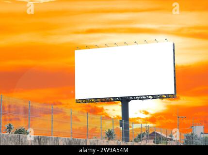 Panneau d'affichage blanc avec un flou de fond de ciel coloré. Avec le chemin de détourage sur l'écran - peut être utilisé pour les salons professionnels, et la publicité ou la publicité pos Banque D'Images