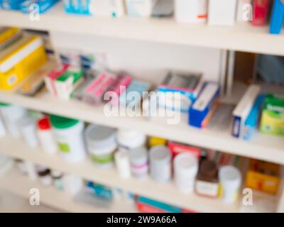 Gros plan des bouteilles de médicaments sur les tablettes de médicaments dans le magasin de pharmacie flou arrière-plan Banque D'Images