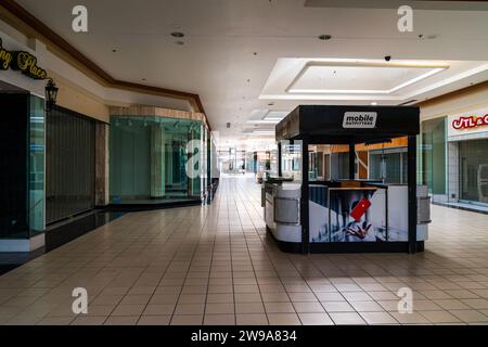 Le centre commercial est vide pendant les vacances les plus achalandées shopping en Amérique. Banque D'Images