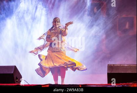 Portrait d'une jeune belle artiste féminine exécutant de la danse sur une chanson pendant la foire de pushkar en robe colorée ethnique rajasthani. Banque D'Images