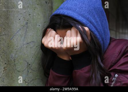 PHOTO POSÉE PAR Un MANNEQUIN photo du dossier datée du 02/02/2020 d'une adolescente avec la tête dans les mains montrant des signes de problèmes de santé mentale. Un patient a attendu plus de huit ans pour une thérapie de santé mentale - tandis que d'autres de 10 conseils de santé écossais n'ont pas commencé le traitement depuis plus d'un an, les données montrent. Les chiffres publiés par les libéraux démocrates écossais montrent que les patients de NHS Highland, Lothian et Tayside attendent actuellement plus de 1 000 jours pour des thérapies psychologiques - avec la plus longue attente dans la zone du conseil de santé Highland atteignant 3 019 jours. Date d'émission : mardi 26 décembre 202 Banque D'Images