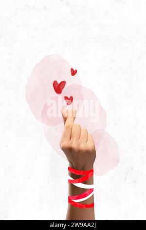 Affiche. Collage d'art contemporain. Une main croisa les doigts en coeur sur fond blanc avec des coeurs rouges. Concept de Saint Valentin. Banque D'Images