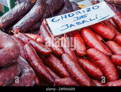 Une exposition de 'chorizo de Jabalí' fraîchement préparé (saucisse de sanglier) dans le marché de rue de Cangas de Onis dimanche (Asturies, Espagne) Banque D'Images