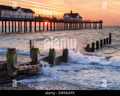 Vendredi 15 septembre 2023. Southwold, Suffolk, Angleterre - le soleil se lève derrière la jetée distinctive de Southwold au début d'une autre somme tardive chaude Banque D'Images