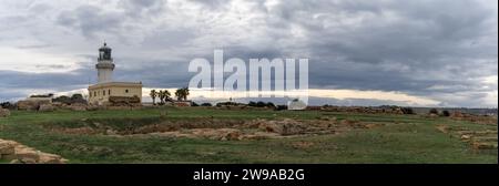 Capo Colonna, Italie - 6 décembre 2023 : vue panoramique du phare et des ruines antiques de Capo Colonna Banque D'Images