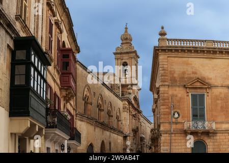 Mdina, Malte - 22 décembre 2023 : vue du centre-ville de Mdina et du beffroi du prieuré Carmellite Banque D'Images