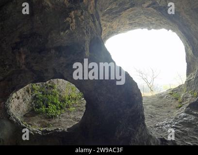intérieur d'une grotte creusée dans la montagne rocheuse utilisée à l'époque préhistorique par les hommes primitifs comme abri et habitation Banque D'Images