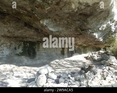 grotte très ancienne creusée dans la roche utilisée dans la préhistoire par les hommes primitifs comme abri Banque D'Images