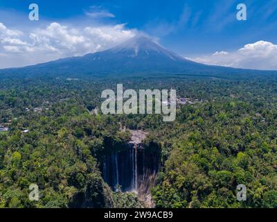 Vue aérienne de la cascade de Tumpak Sewu et du volcan Semeru et de la jungle en arrière-plan dans l'est de Java, Indonésie Banque D'Images