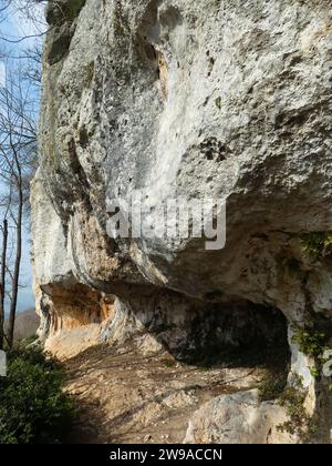 petites grottes creusées dans la roche utilisée à l'époque préhistorique comme abri pour les hommes primitifs Banque D'Images