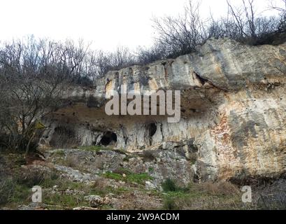 de nombreuses grottes creusées dans la roche utilisée dans la préhistoire comme abri pour les hommes primitifs Banque D'Images