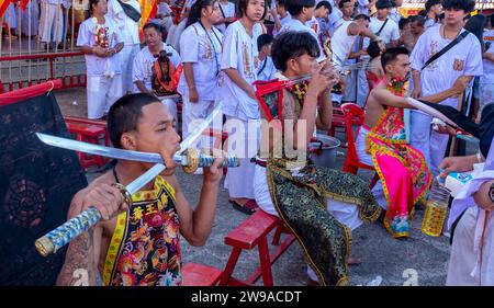 Les dévots percés se préparent à marcher dans une procession au sanctuaire de Bang Neow pendant le festival végétarien annuel dans la ville de Phuket, en Thaïlande. touris de Thaïlande Banque D'Images