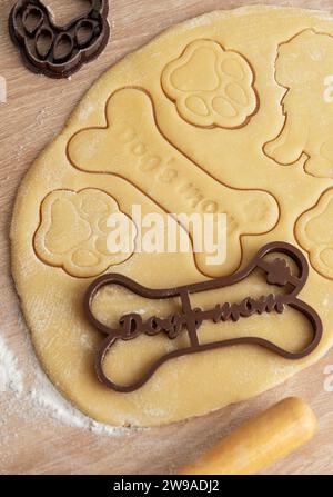 Préparer des friandises saines pour chiens maison. Pâte avec emporte-pièces. Banque D'Images