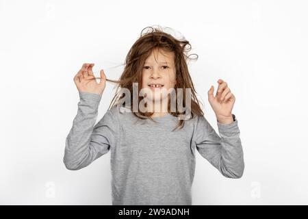 Chaos du matin de Noël : jeune fille déshabillée se réveillant dans un portrait de jour de mauvais cheveux Banque D'Images