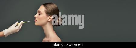 esthéticienne en gant médical tenant la seringue près de la jeune femme sur fond gris, bannière de vue latérale Banque D'Images