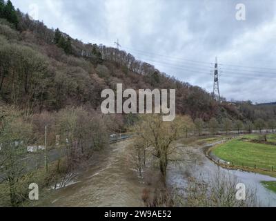 Luftaufnahme. Der zweite Weihnachtsfeiertag zeigt sich am Vormittag trocken. Der Dauerregen der vergangenen Tage Hat die Sieg ueber über die Ufer wie hier BEI Eiserfeld treten lassen. Hochwasser im Siegerland am 26.12.2023 à Siegen/Deutschland. *** Vue aérienne le lendemain de Noël est sec le matin la pluie continue de ces derniers jours a fait déborder la rivière Sieg de ses rives, comme ici près des inondations Eiserfeld dans Siegerland le 26 12 2023 à Siegen Allemagne Banque D'Images