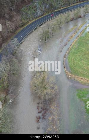 Luftaufnahme. Der zweite Weihnachtsfeiertag zeigt sich am Vormittag trocken. Der Dauerregen der vergangenen Tage Hat die Sieg ueber über die Ufer wie hier BEI Eiserfeld treten lassen. Liens die Siegtalstraße. Hochwasser im Siegerland am 26.12.2023 à Siegen/Deutschland. *** Vue aérienne le lendemain de Noël est sec le matin la pluie continue de ces derniers jours a fait déborder la rivière Sieg sur ses rives, comme ici près d'Eiserfeld sur la gauche, la Siegtalstrasse crue à Siegerland le 26 12 2023 à Siegen Allemagne Banque D'Images