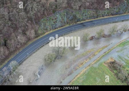 Luftaufnahme. Der zweite Weihnachtsfeiertag zeigt sich am Vormittag trocken. Der Dauerregen der vergangenen Tage Hat die Sieg ueber über die Ufer wie hier BEI Eiserfeld treten lassen. Liens die Siegtalstraße. Hochwasser im Siegerland am 26.12.2023 à Siegen/Deutschland. *** Vue aérienne le lendemain de Noël est sec le matin la pluie continue de ces derniers jours a fait déborder la rivière Sieg sur ses rives, comme ici près d'Eiserfeld sur la gauche, la Siegtalstrasse crue à Siegerland le 26 12 2023 à Siegen Allemagne Banque D'Images