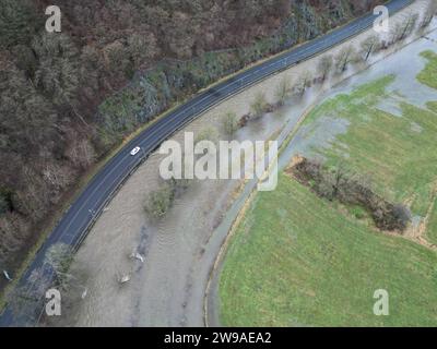 Luftaufnahme. Der zweite Weihnachtsfeiertag zeigt sich am Vormittag trocken. Der Dauerregen der vergangenen Tage Hat die Sieg ueber über die Ufer wie hier BEI Eiserfeld treten lassen. Liens die Siegtalstraße. Hochwasser im Siegerland am 26.12.2023 à Siegen/Deutschland. *** Vue aérienne le lendemain de Noël est sec le matin la pluie continue de ces derniers jours a fait déborder la rivière Sieg sur ses rives, comme ici près d'Eiserfeld sur la gauche, la Siegtalstrasse crue à Siegerland le 26 12 2023 à Siegen Allemagne Banque D'Images