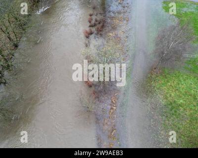 Luftaufnahme. Der zweite Weihnachtsfeiertag zeigt sich am Vormittag trocken. Der Dauerregen der vergangenen Tage Hat die Sieg ueber über die Ufer wie hier BEI Eiserfeld treten lassen. Hochwasser im Siegerland am 26.12.2023 à Siegen/Deutschland. *** Vue aérienne le lendemain de Noël est sec le matin la pluie continue de ces derniers jours a fait déborder la rivière Sieg de ses rives, comme ici près des inondations Eiserfeld dans Siegerland le 26 12 2023 à Siegen Allemagne Banque D'Images