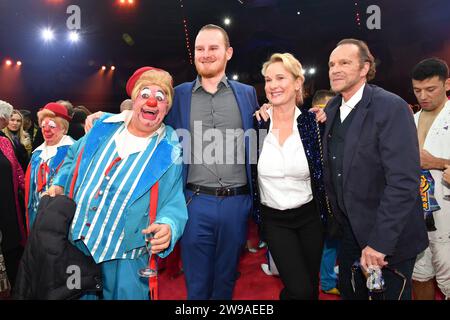 Jan Nikolas mit Ehefrau und Sohn / 1. Winterprogramm von Zirkus Krone Farbenspiel / Premiere / Manege 25 décembre 2023 *** Jan Nikolas avec sa femme et son fils 1 Programme d'hiver par Zirkus Krone Farbenspiel Premiere Manege 25 décembre 2023 Banque D'Images