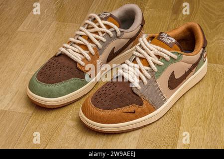 Izhevsk, Russie - décembre 14 2023 : Sneakers Nike Air Jordan Low Voodoo élégantes en collaboration avec Zion Williamson sur un gros plan de parquet Banque D'Images