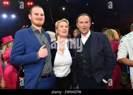 Jan Nikolas mit Ehefrau und Sohn / 1. Winterprogramm von Zirkus Krone Farbenspiel / Premiere / Manege 25 décembre 2023 *** Jan Nikolas avec sa femme et son fils 1 Programme d'hiver par Zirkus Krone Farbenspiel Premiere Manege 25 décembre 2023 Banque D'Images