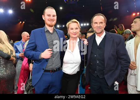 Jan Nikolas mit Ehefrau und Sohn / 1. Winterprogramm von Zirkus Krone Farbenspiel / Premiere / Manege 25 décembre 2023 *** Jan Nikolas avec sa femme et son fils 1 Programme d'hiver par Zirkus Krone Farbenspiel Premiere Manege 25 décembre 2023 Banque D'Images