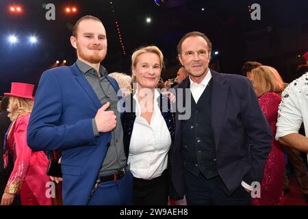 Jan Nikolas mit Ehefrau und Sohn / 1. Winterprogramm von Zirkus Krone Farbenspiel / Premiere / Manege 25 décembre 2023 *** Jan Nikolas avec sa femme et son fils 1 Programme d'hiver par Zirkus Krone Farbenspiel Premiere Manege 25 décembre 2023 Banque D'Images