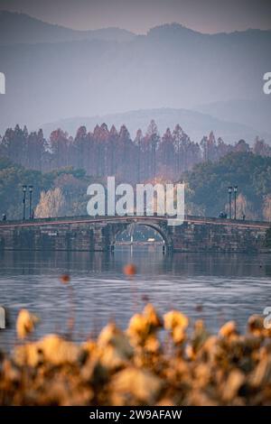 Hangzhou. 26 décembre 2023. Cette photo prise le 26 décembre 2023 montre le pont Xiling sur le lac de l'Ouest à Hangzhou, dans la province du Zhejiang dans l'est de la Chine. Crédit : Jiang Han/Xinhua/Alamy Live News Banque D'Images