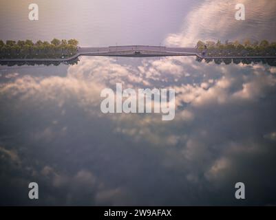 Hangzhou. 26 décembre 2023. Cette photo aérienne prise le 26 décembre 2023 montre le paysage du lac de l'Ouest au lever du soleil à Hangzhou, dans la province du Zhejiang dans l'est de la Chine. Crédit : Jiang Han/Xinhua/Alamy Live News Banque D'Images