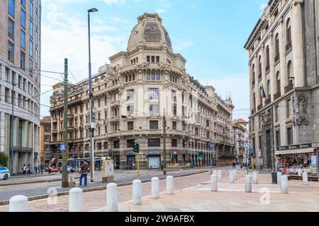 MILAN, ITALIE - 19 MAI 2018 : ce sont des bâtiments majestueux sur la place Giuseppe Missori. Banque D'Images