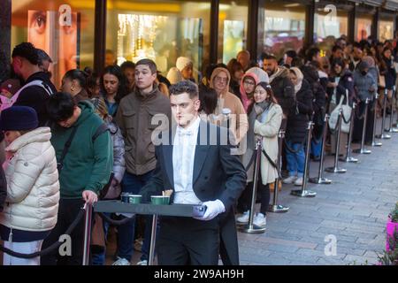 Londres, Angleterre, Royaume-Uni. 26 décembre 2023. Les clients sont vus en file d'attente devant le grand magasin Harrods à Knightsbridge le lendemain de Noël. (Image de crédit : © Tayfun Salci/ZUMA Press Wire) USAGE ÉDITORIAL SEULEMENT! Non destiné à UN USAGE commercial ! Banque D'Images