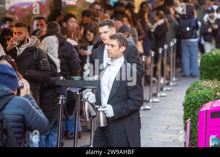 Londres, Angleterre, Royaume-Uni. 26 décembre 2023. Les clients sont vus en file d'attente devant le grand magasin Harrods à Knightsbridge le lendemain de Noël. (Image de crédit : © Tayfun Salci/ZUMA Press Wire) USAGE ÉDITORIAL SEULEMENT! Non destiné à UN USAGE commercial ! Banque D'Images