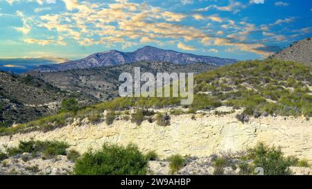 Nuages matinaux dans les terres semi-arides dans la province d'Alicante, Espagne Banque D'Images