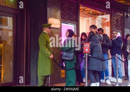 Londres, Angleterre, Royaume-Uni. 26 décembre 2023. Les clients font la queue devant Harrods à Knightsbridge alors que les ventes du lendemain de Noël commencent. (Image de crédit : © Vuk Valcic/ZUMA Press Wire) USAGE ÉDITORIAL SEULEMENT! Non destiné à UN USAGE commercial ! Banque D'Images