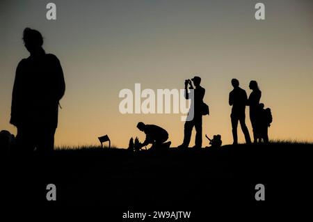 Les gens apprécient le dernier de la lumière du soleil d'un point culminant sur Hampstead Heath à Londres Angleterre Royaume-Uni Banque D'Images