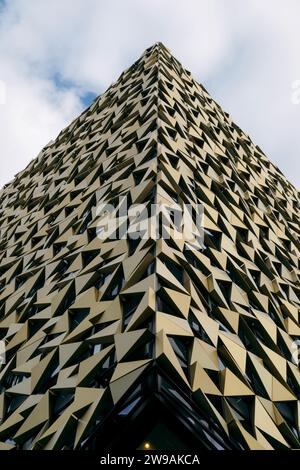 Tirana, Albanie - 29 novembre 2023 : vue détaillée de la façade géométrique du bâtiment Rainbow Center. Banque D'Images