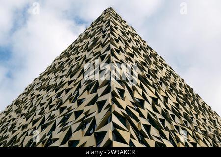 Tirana, Albanie - 29 novembre 2023 : vue détaillée de la façade géométrique du bâtiment Rainbow Center. Banque D'Images