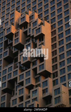 Tirana, Albanie - 29 novembre 2023 : gros plan des fenêtres de Downtown One baignées de lumière nocturne. Banque D'Images