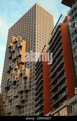 Tirana, Albanie - 29 novembre 2023 : une photographie montrant le gratte-ciel Downtown One au milieu de l'horizon urbain. Banque D'Images