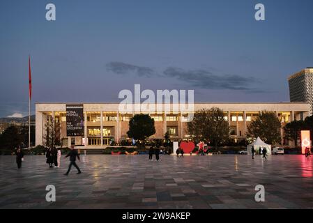 Tirana, Albanie - 29 novembre 2023 : l'Opéra sous le ciel bleu serein du crépuscule Banque D'Images