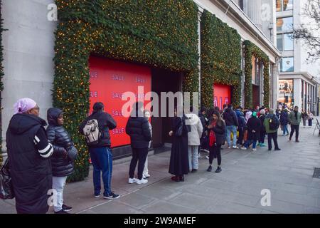 Londres, Royaume-Uni. 26 décembre 2023. Les clients font la queue à l'extérieur de Selfridges sur Oxford Street alors que les ventes du lendemain de Noël commencent. Crédit : Vuk Valcic/Alamy Live News Banque D'Images