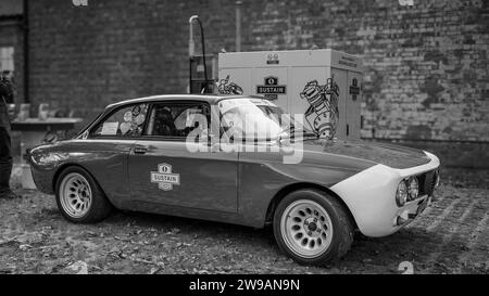 Sustain Classics Fuel - Alfa Romeo 2000 GT Veloce, exposée au Bicester Heritage Scramble le 8 octobre 2023. Banque D'Images