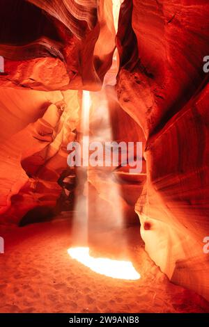 Les majestueux murs de grès courbent gracieusement dans un magnifique Antelope Canyon dans le sud-ouest américain Banque D'Images