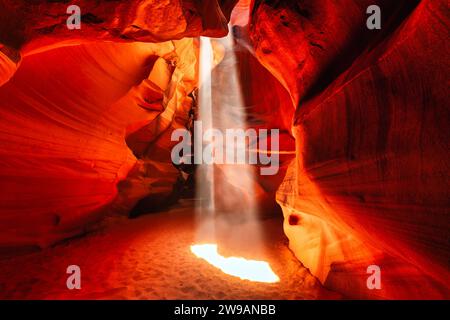 Les majestueux murs de grès courbent gracieusement dans un magnifique Antelope Canyon dans le sud-ouest américain Banque D'Images