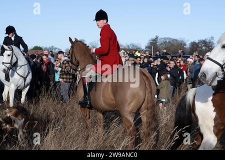 Essex avec Farmers et Union Hunt des centaines de personnes assistent à l'événement pendant que l'Essex avec Farmers et Union Hunt part pour son tour annuel du lendemain de Noël au Chequers Pub, dans le village rural de Matching Green UK. L'Essex Hunt se réunit régulièrement à Matching Green depuis le début du 19e siècle, bien que depuis la Hunting Act de 2004, il n'ait pas été autorisé à utiliser des chiens pour chasser et tuer des renards. Droit d'auteur : xMartinxDaltonx Essex Hunt 261223 MD 091 Banque D'Images